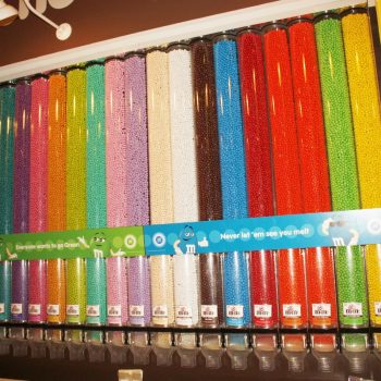 M&M's voorzichtig!, er komt veel uit